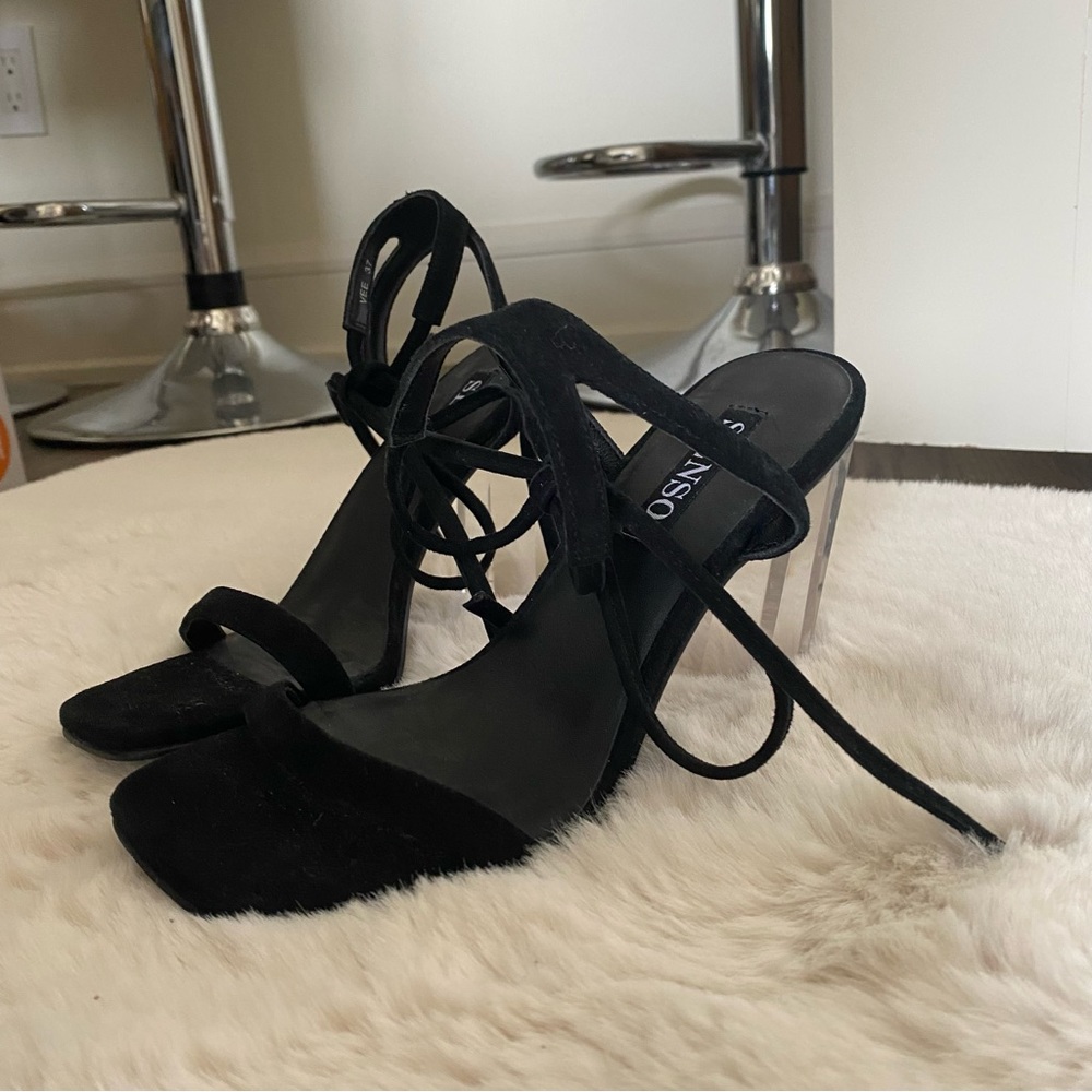 NWOT Senso Vee Heels Size 37
